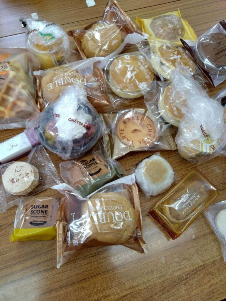 初詣に行って、今年の抱負を宣言した後は、弘前で有名な戸田のお餅やさん、シャトレーゼへおいしい食べ物を買いに出かけました！