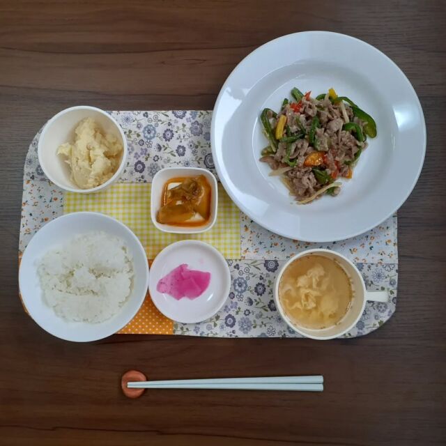 こんにちは☺️

今日の八幡ランチです

チンジャオロース
ザーサイの中華奴
じゃが芋とシラスの中華和え
漬物
ご飯/スープ

チンジャオロースはお肉がやわらかくておいしかったです

#今日のランチ
#ランチ
#ランチ見せっこ
#弘前ランチ
#昼食
#アイスクリーム