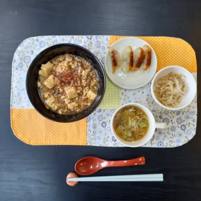 こんにちは☺️

今日の八幡ランチです

麻婆豆腐丼
餃子
モヤシのナムル
ご飯/スープ

麻婆豆腐丼は辛くなく、食べやすくおいしかったです

#今日のランチ
#ランチ
#ランチ見せっこ
#弘前ランチ
#昼食
#アイスクリーム