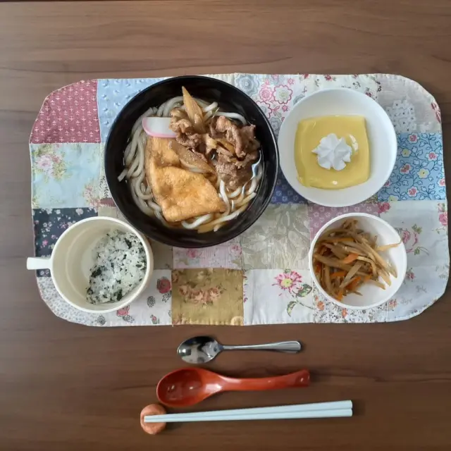 こんにちは☺️

今日の八幡ランチです

肉きつね　うどん
きんぴら牛蒡
デザート
かやくご飯

うどんはおあげと肉ごぼうに味がしみていておいしかったです

#今日のランチ
#ランチ
#ランチ見せっこ
#弘前ランチ
#昼食
#アイスクリーム