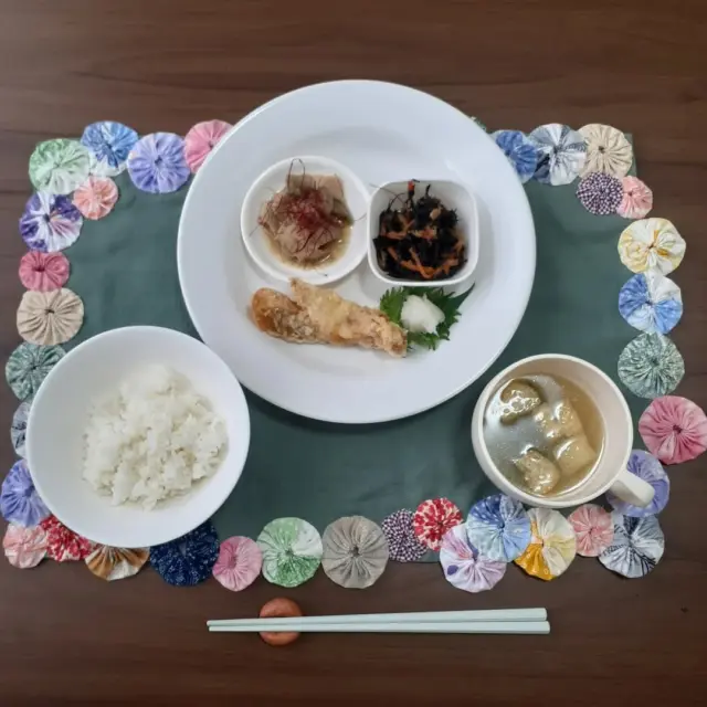 こんにちは☺️

今日の八幡ランチです

赤魚の竜田揚げ　卸しソース
ナスと豚肉の味噌炒め
ひじき煮
ご飯
味噌汁

赤魚の竜田揚げが衣がサクサクしていて美味しかったです😋

#今日のランチ
#ランチ
#ランチ見せっこ
#弘前ランチ
#昼食
#やっぱりアイスクリーム