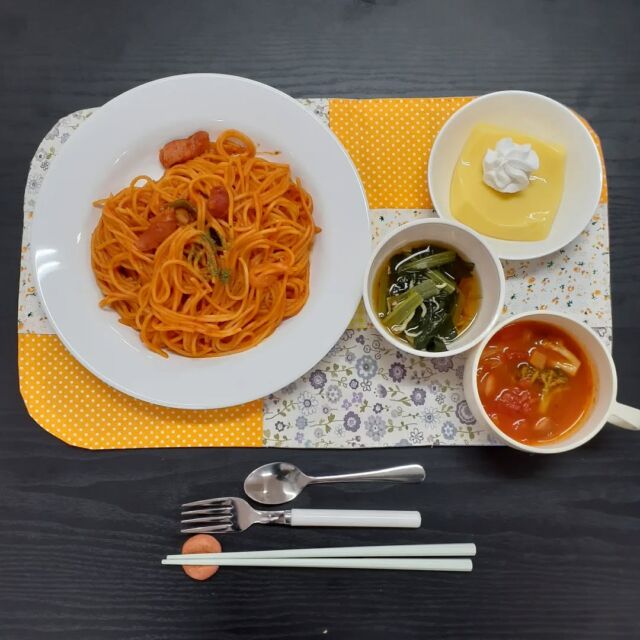 こんにちは☺️

今日の八幡ランチです

懐かしのナポリタン
小松菜とシラスの煮浸し
デザート
スープ

ナポリタンがトマトソースが濃くてとても美味しかったです😋

#今日のランチ
#ランチ
#ランチ見せっこ
#弘前ランチ
#昼食
#やっぱりアイスクリーム