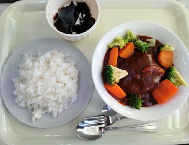 今日の昼食は煮込みハンバーグでした🐮
事業所メニューの中でも1.2を争う人気です🥰
今日はインスタ映えを狙ってカフェ風に盛り付けてみました🙌

#ジョブタス長吉長原東#就労支援#B型#手作りアクセサリー#平野区就労支援#就労b#ハンドメイド#在宅#軽作業#就労訓練#日当保証#無料送迎#煮込みハンバーグ