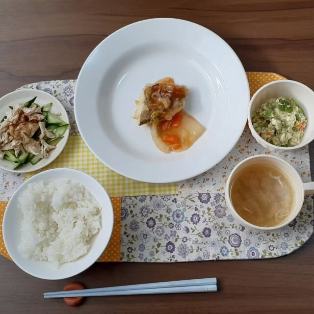 こんにちは☺️

今日の八幡ランチです

魚と野菜の甘酢炒め
棒棒鶏
空豆の白和え
ご飯/味噌汁

空豆の和え物があっさりとしていて美味しかったです。

#今日のランチ
#ランチ
#ランチ見せっこ
#弘前ランチ 
#昼食
#アイスクリーム