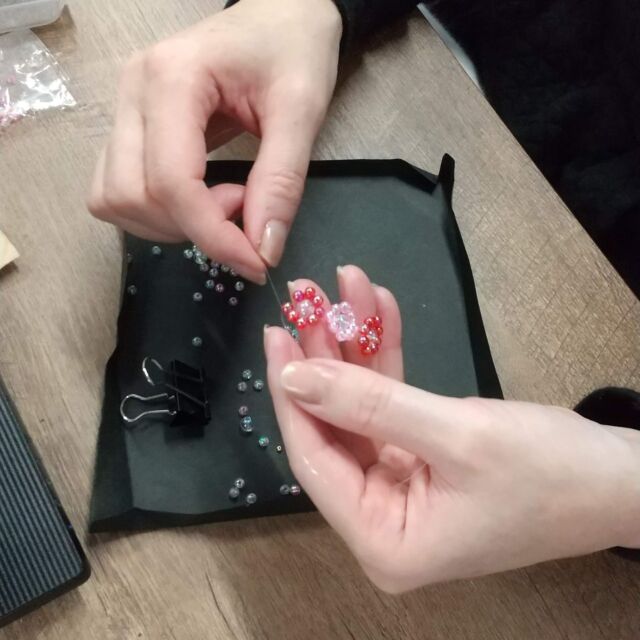 こんにちは、ジョブタス東仙台です🌸

利用者さん作品の紹介です✨
ビーズを使用してお花モチーフに繋げ、
アクセサリーを作成しました！
はじめは繋げるのに苦戦しておりましたが、
慣れてくると短時間ですらすらと
作成することができておりました😊

他にも様々なハンドメイド品を進めておりますので、
気になった方はジョブタス東仙台まで
お問い合わせください💁‍♀️

-----✂-----------------------------------------

🏠ジョブタス東仙台　★東仙台駅すぐそば！
〒983-0833　仙台市宮城野区東仙台1丁目7-1
☎022-355-6325
【営業時間：9：00～17：00／月～金曜日】

#ジョブタス東仙台 #就労支援B型 #福祉 #障害福祉 #無料送迎 #昼食無料提供 #仙台 #ハンドメイド #製作 #軽作業 #古着 #古本 #昼食無料 #送迎無料 #利用者様募集中 #見学体験受付中 #エフリング