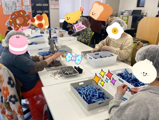 今日の作業風景はこんな感じでした👏🏾

キャップや、💻での出品
梱包用にダンボールをカット📦
ワッペンにナンバーをつけるので、
シールに書いてもらっています✍️
ワッペンも色んな種類があるので、
やりながら楽しめちゃったりしてます♡笑

明日はみんな楽しみにしている
レクレーションです🕺✨
お楽しみにー！！！

*･゜ﾟ･*:.｡..｡.:*･'･*:.｡. .｡.:*･゜ﾟ･*

♡♡お問い合わせ先∩^ω^∩♡

🏢宇都宮市桜2丁目2-35
メッツさくら1F
☎️0286668206
💌jobtas.sakura@gmail.com

･*:.｡. .｡.:*･゜ﾟ･* *･゜ﾟ･*:.｡..｡.:*･'

#ジョブタス宇都宮さくら事業所
#エフリング#就労継続支援b型　
#hp見てね
#空きあります
#利用者　#募集中
#資格
#資格取得 #mos #pc
#pc学びたい
#発達　#adhd #ads #精神
#疾患　#お問い合わせください
#お気軽に