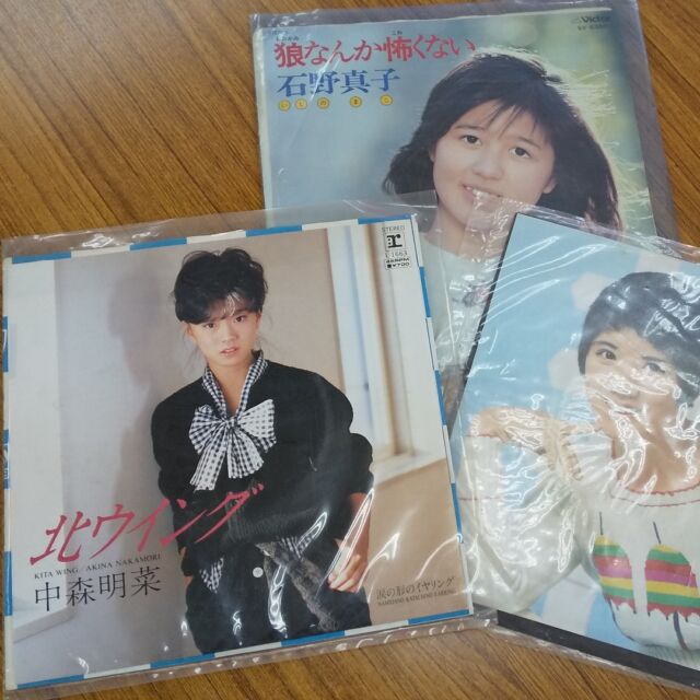 久しぶりにレコードのお仕事です。
傷などないか検品し確認しています。

昭和のアイドル👧🎤✨♥️
みんな若い～☺️

#エフリング弘前
#就労継続支援B型
#弘前 
#レコード #昭和歌謡