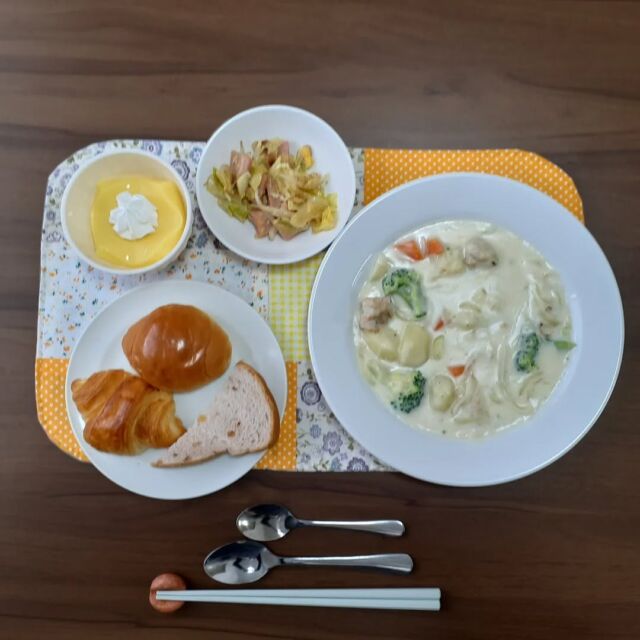 こんにちは☺️

今日の八幡ランチです

帆立貝のクリームシチュー
ボローニャ・野菜・卵の炒め
デザート
パン

クリームシチューは具材がごろっとしていて、最後はパンにつけて食べました。おいしかったです。

#今日のランチ
#ランチ
#ランチ見せっこ
#弘前ランチ
#昼食
#アイスクリーム