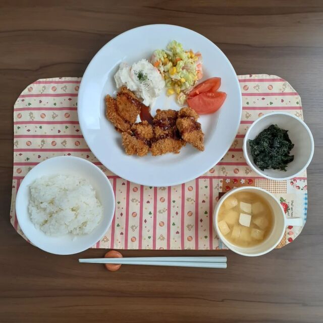 こんにちは☺️
今日の八幡ランチです。

ヒレカツ定食
コールスローとトマト
ポテトサラダ
ほうれん草の胡麻和え
ご飯・味噌汁

プレートが彩り綺麗で、ヒレカツがとても美味しかったです😋

#今日のランチ
#ランチ
#ランチ見せっこ
#弘前ランチ
#昼食
#アイスクリーム