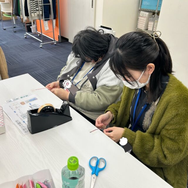 ・
こんにちは、ジョブタス千城台東事業所です🍃

「ミサンガに挑戦してみたい！」と声をかけてくれた利用者さんと一緒にミサンガを作っている様子をお届けします～～😊
可愛いミサンガがあっという間に完成しました👏

＃エフリング　＃ジョブタス　＃千城台　＃ミサンガ作り　＃就労B