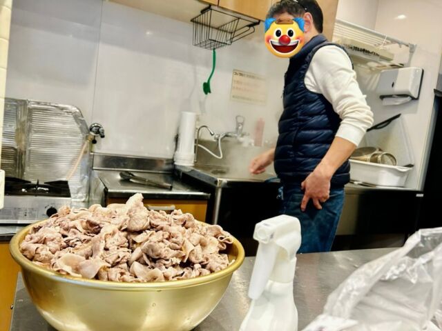 黄金の茹で豚肉のむこうには

JOJO立ちする男が・・・ッ

名はテツノ・ジョバァーナ

のちに大阪全土を黄金に変える男である・・・ッッ！！！

To be continue.

#jojo #ジョジョ #エフリング #就労継続支援b型