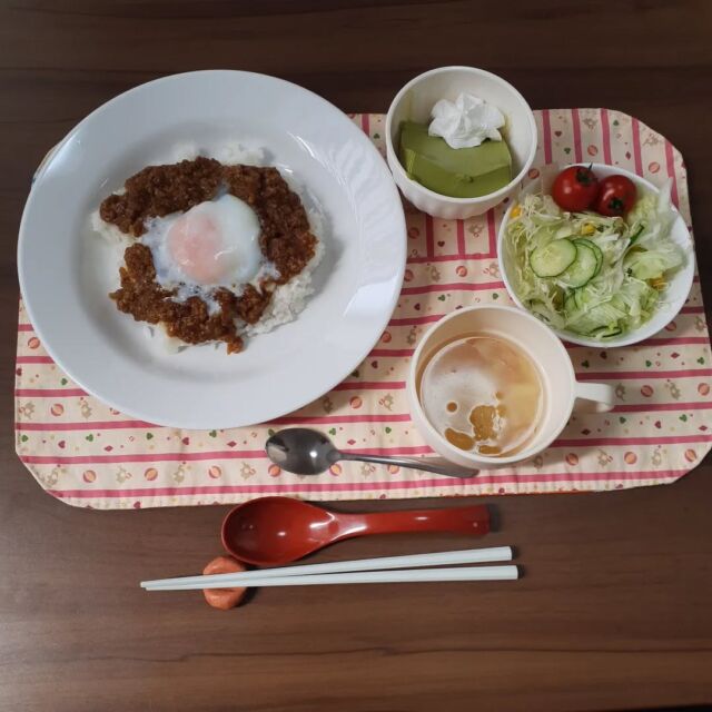 こんにちは☺️

今日の八幡ランチです

キーマカレー　ボイルドエッグ
mixサラダ
デザート
スープ

キーマカレーが美味しかったです。

#今日のランチ
#ランチ
#ランチ見せっこ
#弘前ランチ
#昼食
#アイスクリーム