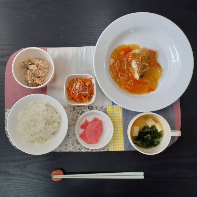 こんにちは☺️

今日の八幡ランチです

魚の野菜餡かけ
人参シリシリ
卯の花
漬物
ご飯・味噌汁

魚は餡が絡んでおいしかったです

#今日のランチ
#ランチ
#ランチ見せっこ
#弘前ランチ
#昼食
#アイスクリーム