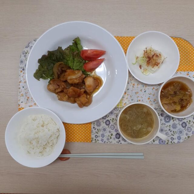 こんにちは☺️

今日の八幡ランチです

若鶏の照り焼きチキン
白菜と桜海老のお浸し
冷奴
ご飯
味噌汁

若鶏の照り焼きチキンの味付けが濃くご飯が進み、味噌汁はごぼうが入っていて美味しかったです😋

#今日のランチ
#ランチ
#ランチ見せっこ
#弘前ランチ
#昼食
#やっぱりアイスクリーム