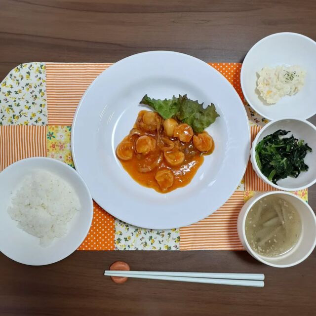 こんにちは☺️

今日の八幡ランチです。

海老と帆立のチリソース煮
ポテトエッグサラダ
ほうれん草のナムル
豚ひき肉とごぼうの中華スープ

#今日のランチ 
#ランチ
#ランチ見せっこ 
#弘前ランチ 
#昼食 
#やっぱりアイスクリーム