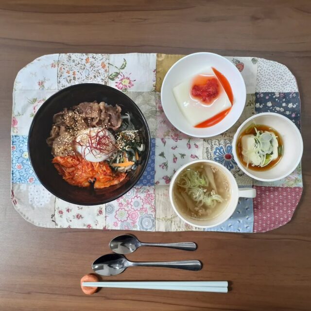 こんにちは☺️

今日の八幡ランチです

ビビンバ丼　温玉添え
中華冷奴
杏仁豆腐
スープ

ビビンバ丼はごはんと具材を全部混ぜあわせて食べると、まろやかになりおいしかったです

#今日のランチ
#ランチ
#ランチ見せっこ
#弘前ランチ
#昼食
#ジュース