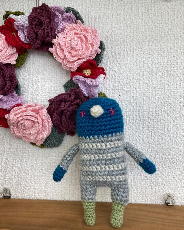 こんにちは♪

制作作品を紹介します✨
ピンクの目の鳥さんです🩷
鼻もキラキラした糸を使われていて、おしゃれです♪
#ジョブタス長吉長原東#就労支援#B型#手作りアクセサリー#平野区就労支援#就労b#ハンドメイド#在宅#軽作業#就労訓練#日当保証#無料送迎