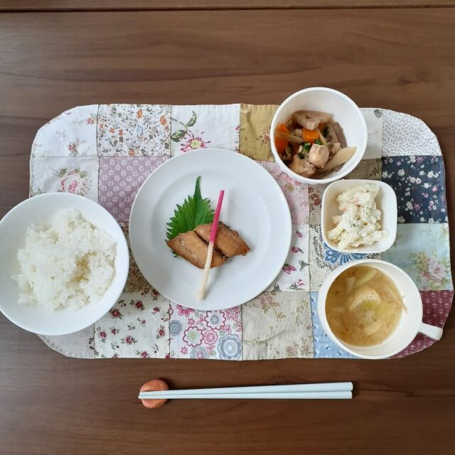 こんにちは☺️

今日の八幡ランチです。

鰆の幽庵焼き

高野豆腐と鶏・野菜の煮物
ポテトサラダ
ごはん
キャベツともやしの味噌汁

煮物は野菜がたくさん入ってて風邪予防に良さそうでした。

#今日のランチ 
#ランチ 
#ランチ見せっこ 
#弘前ランチ 
#昼食 
#やっぱりジュース