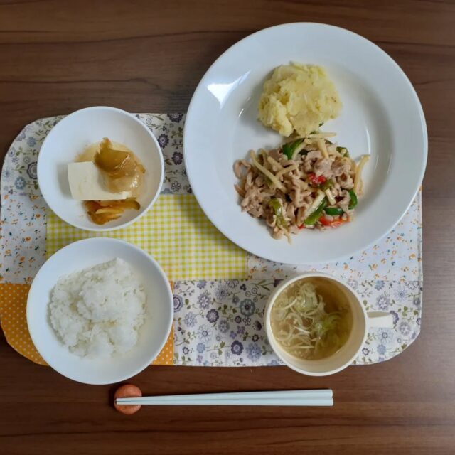 こんにちは☺️

今日の八幡ランチです

チンジャオロース
ザーサイの中華奴
じゃが芋とシラスの中華和え
ご飯/スープ

今日は中華メニューでした。チンジャオロースはピーマンとタケノコはシャキシャキしていて、お肉はやわらかく、おいしかったです。

#今日のランチ
#ランチ
#ランチ見せっこ
#弘前ランチ
#昼食
#ジュース