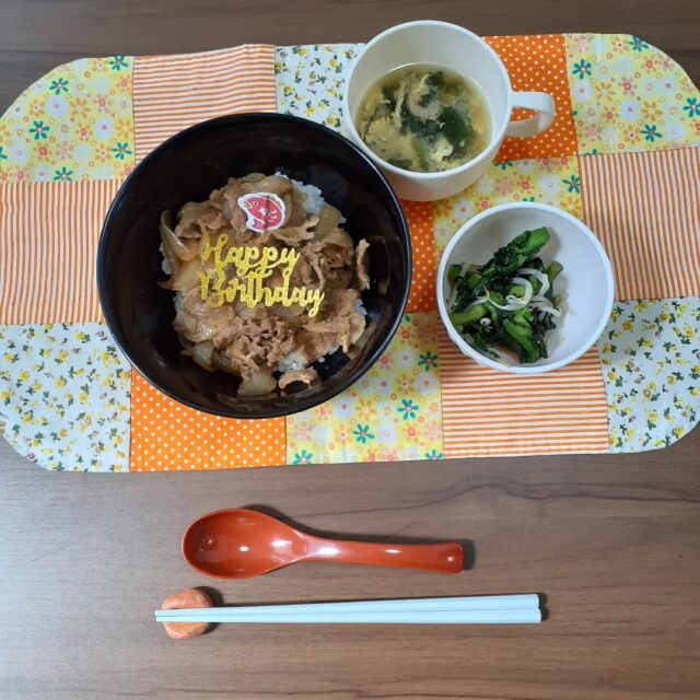 こんにちは☺️

今日の八幡ランチです

特製　牛丼
菜の花の磯辺和え
紅生姜
味噌汁

特製牛丼がおいしかったです。

#今日のランチ
#ランチ
#ランチ見せっこ
#弘前ランチ
#昼食
#ジュース