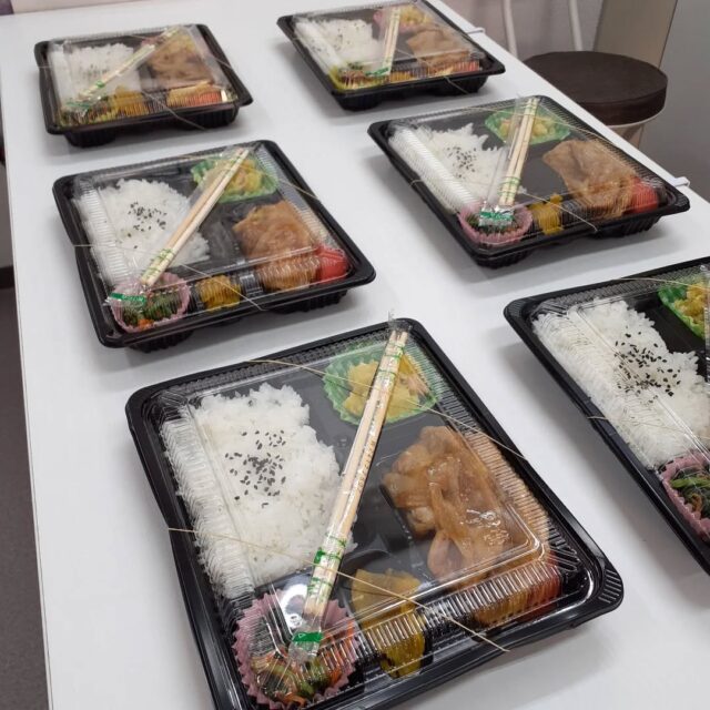 こんにちは☺️
今日の八幡ランチはお弁当です。

魚(日替わり)
生姜焼き
お肉(日替わり)
おにぎり

今日のお昼ごはんはお弁当で、みんな自分で選んだご飯を美味しそうに食べていました😃

#今日のランチ
#ランチ
#ランチ見せっこ
#弘前ランチ
#昼食
#ジュース