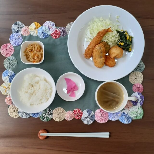 こんにちは☺️

今日の八幡ランチです

mixフライセット
切り干し大根
コーンとほうれん草の炒め
漬物
ご飯/スープ

フライはエビフライやイカフライなど種類が違ってサクサクしておいしかったです

#今日のランチ
#ランチ
#ランチ見せっこ
#弘前ランチ
#昼食
#ジュース
