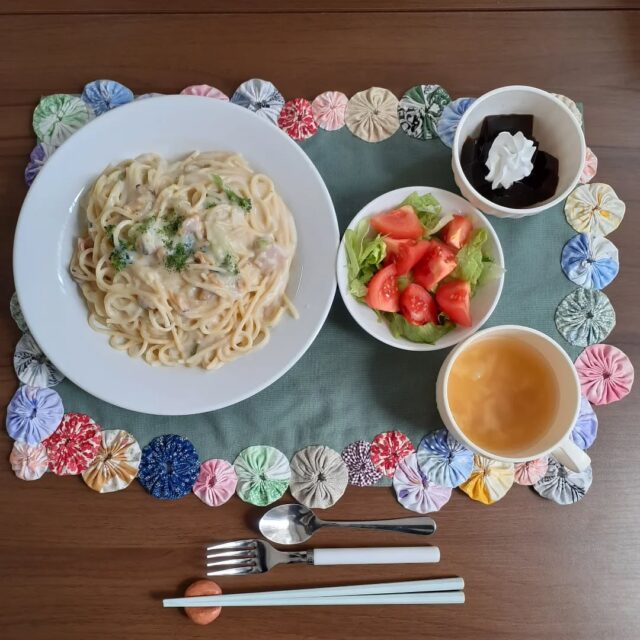 こんにちは☺️

今日の八幡ランチです

浅利クリームシチュースパ
トマトレタスサラダ
デザート
スープ

浅利のクリームシチュースパが濃厚でとても美味しかったです😋

#今日のランチ
#ランチ
#ランチ見せっこ
#弘前ランチ
#昼食
#やっぱりジュース