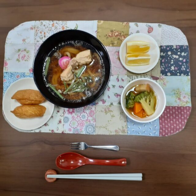 こんにちは☺️

今日の八幡ランチです

若鶏山菜うどん
野菜と車麩の煮物
フルーツ
いなり寿司

うどんは鶏肉がやわらかく、山菜はシャキシャキしていて、麺はもちもちしておいしかったです

#今日のランチ
#ランチ
#ランチ見せっこ
#弘前ランチ
#昼食
#ジュース