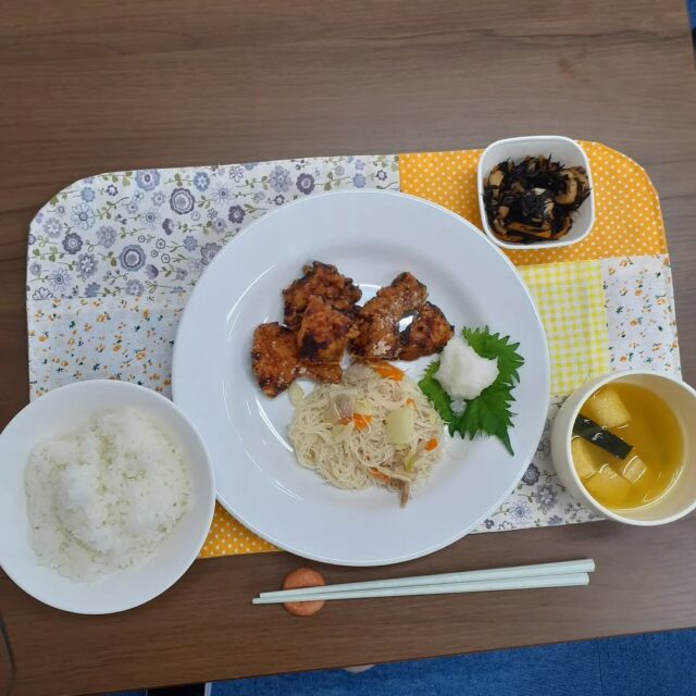 こんにちは☺️

今日の八幡ランチです

鮭の竜田　おろしソース
野菜ビーフン
ひじき煮
ご飯/味噌汁

鮭の竜田が美味しかったです

#今日のランチ
#ランチ
#ランチ見せっこ
#弘前ランチ
#昼食
#ジュース