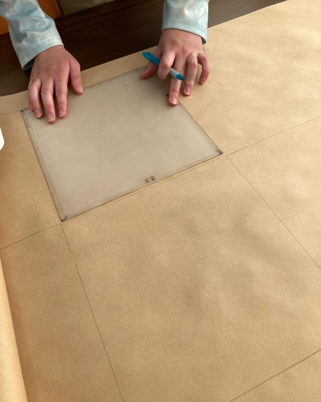 ✴︎ある日の作業✴︎

今日は利用者さんに手伝ってもらった作業をご紹介ƪ(˘⌣˘)ʃ

まず　封筒作り
白紙のクラフト紙に線を引くところから始めます

封筒サイズにカットして

在宅作業をしている利用者さんが封筒の形に
折り作業

できあがった封筒にスタンプを押し

中に入れる送付物も三つ折りにし

糊付けして宛名シールを貼ったら完成

皆さん丁寧な仕事をしてくれます

感謝ですね😊

#ジョブタス長吉長原東#就労支援#B型#手作りアクセサリー#平野区就労支援#就労b#ハンドメイド#在宅#軽作業#就労訓練#日当保証#無料送迎