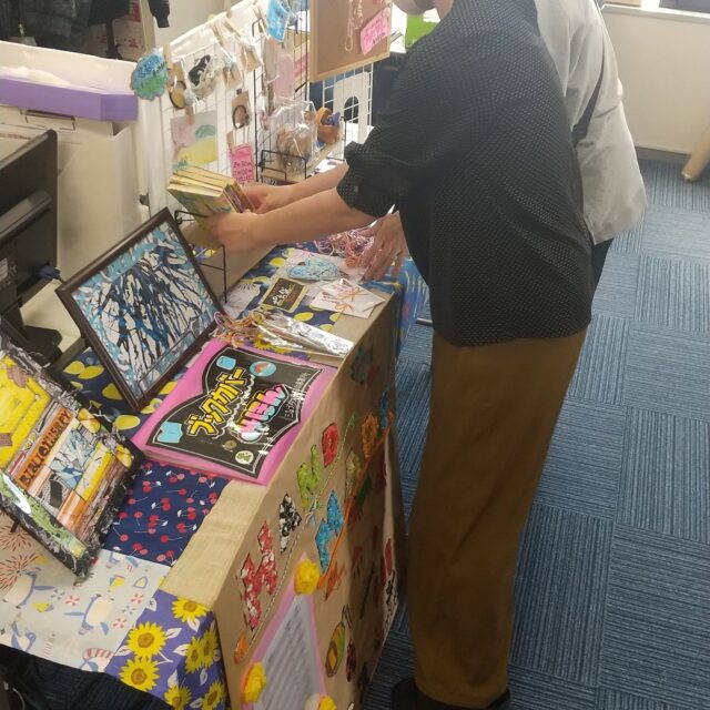 こんにちは、ジョブタス東仙台です！

いよいよ明日は・・
🎉ふれあい製品販売会🎊です！

見えやすいようディスプレイを決め、
明日に備えております💪✨

宮城野区役所1階スペースにて
10:15頃～14:00頃（時間変更有）まで
出店しておりますので、
お近くにお越しの際はぜひ💁‍♀️

----✂-----------------------------------------

🏠ジョブタス東仙台　★東仙台駅すぐそば！
〒983-0833　仙台市宮城野区東仙台1丁目7-1
☎022-355-6325
【営業時間：9：00～17：00／月～金曜日】

#ジョブタス東仙台 #就労支援B型 #福祉 #障害福祉 #無料送迎 #昼食無料提供 #仙台 #ハンドメイド #製作 #軽作業 #古着 #古本 #昼食無料 #送迎無料 #利用者様募集中 #見学体験受付中 #エフリング