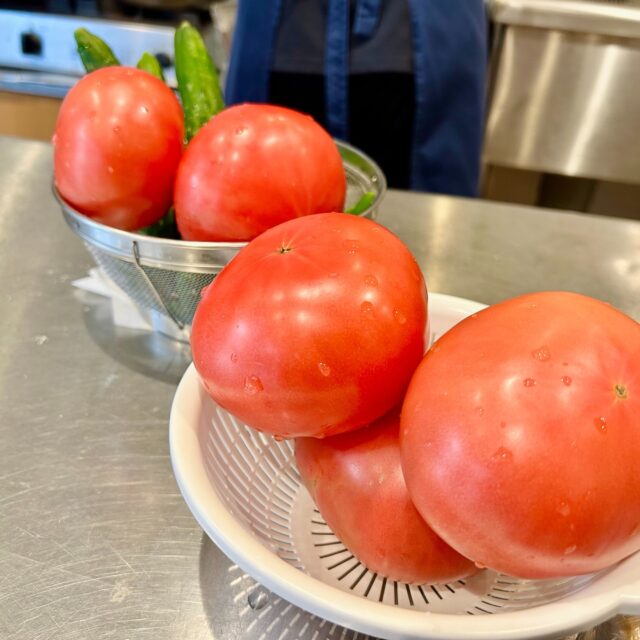 でっっっっっｋｋｋかいトマト‼‼‼
略して" デマト "

大きいトマトやおいしいトマトを見ると夏の訪れを感じますね……
まだ５月やけど！アツアツムシムシはまだかんべんやで～～～

肝心のデマトのお味はほっぺが落ちるほどおいしかったです😋

#就労継続支援b型 
#エフリング 
#ジョブタス駒川
#障がい者支援
#手作りランチ 
#キャベツも安なったし野菜たくさん食べて健康な身体づくりしよな～
#おすすめレシピは卵とトマトを炒めたやつ