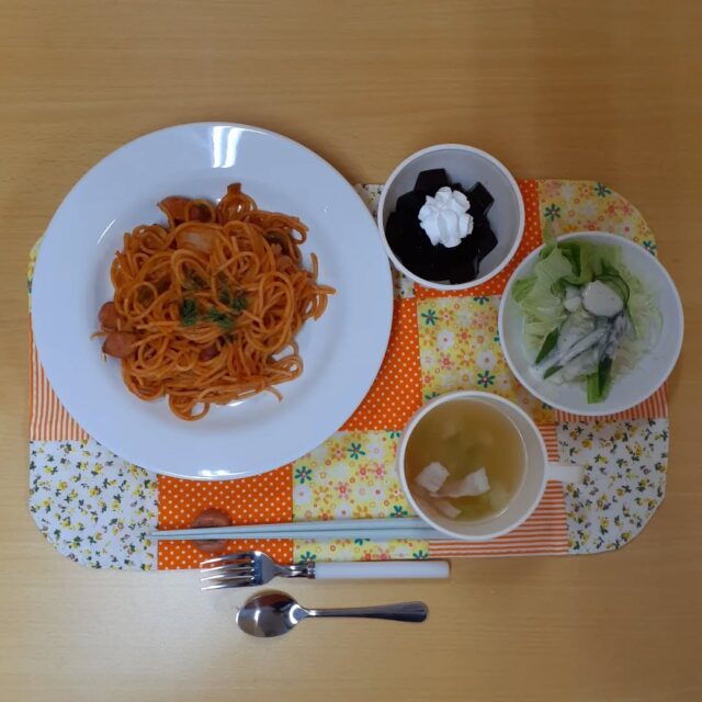 こんにちは☺️
今日の八幡ランチです。

懐かしのナポリタン
グリーンサラダ
デザート
スープ

大盛りのナポリタンに粉チーズやタバスコをお好みに振り掛けて、お腹いっぱい食べました🍝🎵

#今日のランチ
#ランチ
#ランチ見せっこ
#弘前ランチ
#昼食
#ジュース