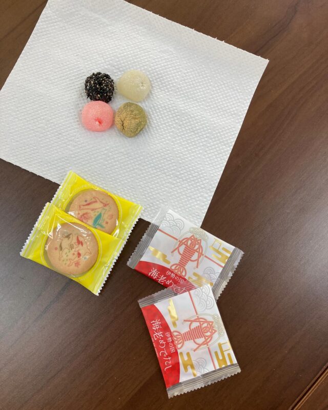 ✴︎利用者さんと職員の休日✴︎

神戸のお土産と伊勢・鳥羽のお土産です

ありがたいですね

みんなで美味しく頂きました🤗

#ジョブタス長吉長原東#就労支援#B型#手作りアクセサリー#平野区就労支援#就労b#ハンドメイド#在宅#軽作業#就労訓練#日当保証#無料送迎