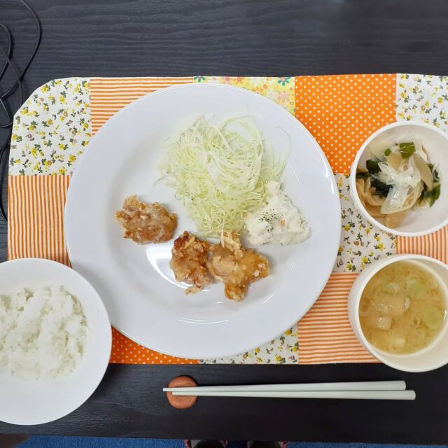 こんにちは☺️
今日の八幡ランチです。

特製ザンギ定食
ポテトサラダ
ワカメ・メンマ・長ネギ和え
ご飯
味噌汁

ザンギの歯ごたえがあっておいしかったです。

#今日のランチ 
#ランチ 
#ランチ見せっこ 
#弘前ランチ 
#昼食 
#やっぱりジュース