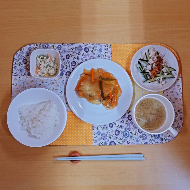 こんにちは☺️

今日の八幡ランチです

魚と野菜の甘酢炒め
棒棒鶏
空豆の白和え
ご飯
味噌汁

魚と野菜の甘酢炒めのあんかけがちょうどよくておいしかったです☺️

#今日のランチ
#ランチ
#ランチ見せっこ
#弘前ランチ
#昼食
#やっぱりジュース