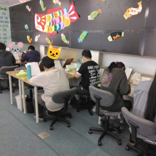 今日は映画鑑賞の日でした😁写真は利用者の皆さまが感想文に取り組んでいる様子です😊
明日は5月のレクリエーション開催日です🙌日頃、作業に取り組んで頂いている利用者様に楽しんでいただけるよう司会進行がんばります🙋
さて、リレーのお題、N職員は「ER」シリーズです🙌医療系ドラマ好きなんです😄見返すには本数が多すぎですが😅もう一度見返したいです
明日の投稿、お楽しみに😀

#エフリング 
#就労継続支援b型事業所