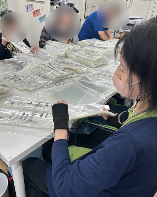 ・
こんにちは、ジョブタス千城台東事業所です🐸

今日は内職作業の様子をお届けします〜
袋に入れて封を閉じる、ラベルを貼って完成！
利用者さんに人気の作業です✨

みなさん今日も1日お疲れ様でした〜✌️

#エフリング　#ジョブタス　#千城台　#就労b #内職　#内職の仕事下さい　#利用者さん募集中 #一緒に内職やりませんか