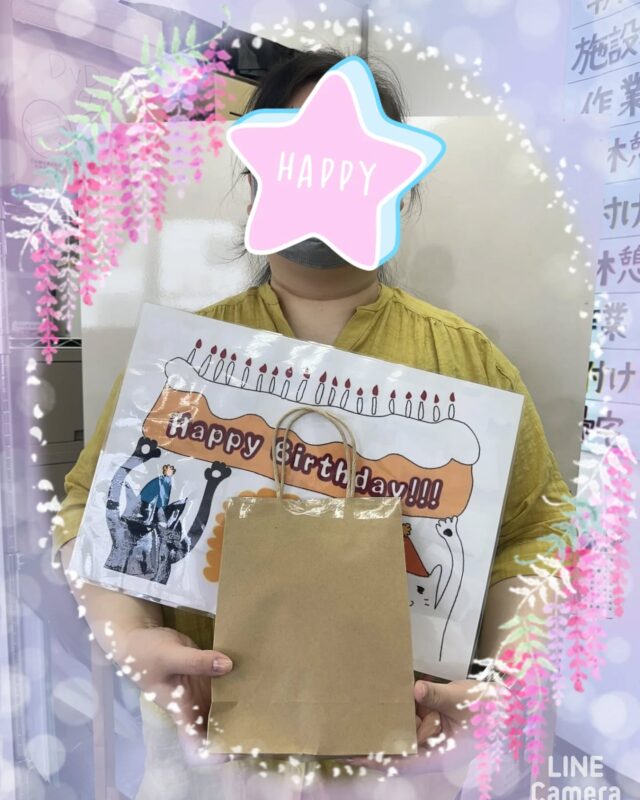 こんにちは😊ジョブアカデミー名寄です🤟

今日は1日の終わりに5月の誕生日会をしました🥰みんなからのメッセージカードとプレゼント🤟～自画像を添えて～
今月は1人しか居なかったですが、大変喜んで下さいました🤟

今週のリレーは…利用者様からのリクエストで【好きなスポーツ】です💁
U職員は学生時代、運動部ではなかったのですが、一瞬バドミントン部にも入ってたのでバドミントンはまぁまぁ好き😘ちなみにドッヂボールも好き🤪

明日もお楽しみに🤟

 #エフリング
 #名寄市
 #就労継続支援B型事業所
 #ジョブアカデミー名寄
 #誕生日会
 #好きなスポーツ
 #ネタぎれしたから
 #利用者様に聞きまくった
 #見てくれてありがとうございます