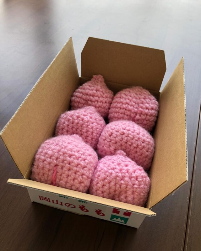 お土産でもらった箱に

うちのハンドメイド班が

見事な桃を並べてくれました♪

#ジョブタス長吉長原東
#就労支援
#B型
#手作りアクセサリー
#平野区就労支援
#就労b
#ハンドメイド
#在宅
#軽作業
#就労訓練
#日当保証
#無料送迎
#岡山
#桃
