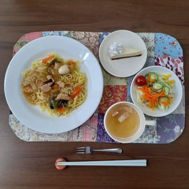 こんにちは☺️

今日の八幡ランチです

五目餡かけ焼きそば
mixサラダ
デザート
スープ

餡かけ焼きそばはボリュームがあり、餡かけはやさしい味でおいしかったです

#今日のランチ
#ランチ
#ランチ見せっこ
#弘前ランチ
#昼食
#ジュース
