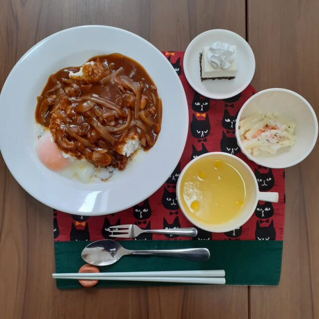 こんにちは☺️
今日の八幡ランチです。

ハヤシライス
温玉添え
マカロニサラダ
デザート
スープ

温玉が乗ったハヤシライスとコーンスープでお腹いっぱいになりました🍛🎵

#今日のランチ
#ランチ
#ランチ見せっこ
#弘前ランチ
#昼食
#ジュース