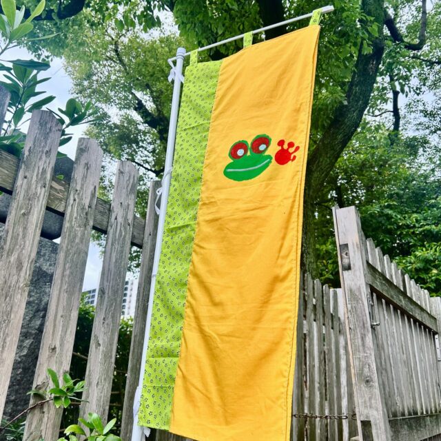 こんにちは😀
今日も元気に開所しておりまーす‼

この間のお休みは"蛙祭"に遊びに行きました～🐸
カエルモチーフのグッズがたくさん売られていて、私もたくさん購入しました♪

みなさん🐸はお好きですか？
私は大好きです🥰
人間になつく、ということは無いのですが献身的にお世話すると良いそうです♪

この蛙祭は毎年5月の第四日曜日に開催されているとのことなので、来年はみなさんもぜひ遊びに行ってくださいね🏃‍♀️三

#就労継続支援b型 
#エフリング
#ジョブタス駒川 
#障がい者支援
#蛙祭 
#蛇ににらまれた蛙
#あれ実は蛇が別に怖くないから逃げへんだけらしい