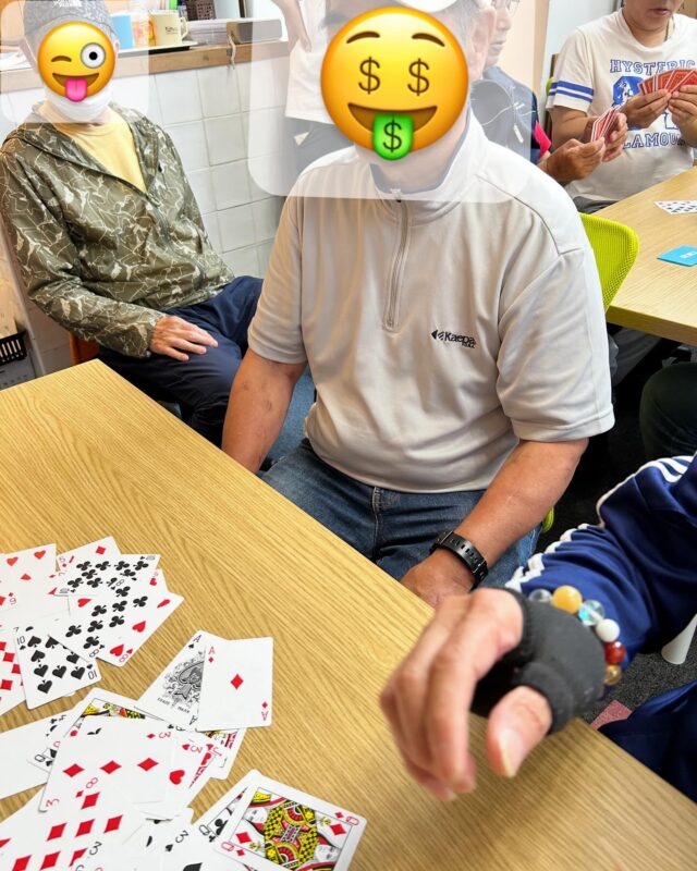 月一レクリエーション

トランプ大会開催！♡♤♧♢

優勝者はこの方！

前回の黒ひげ危機一発でも優勝した猛者です！

再び優勝をかっさらっていきました🤑

この先この方に勝てる人は現れるのか！！？

乞うご期待！！！♡♤♧♢

ジョブタス駒川では定期的にレクリエーションやっていますので、ご興味のある方はぜひ一度

DM等でお問い合わせお待ちしております🙌

#しゅうろうけいぞくしえんbがた #作業所 #事業所 #エフリング #トランプ #ドナルドトランプ #レクリエーション