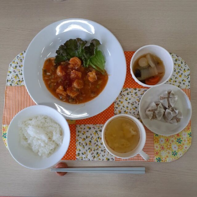 こんにちは☺️

今日の八幡ランチです

海老とアサリのチリソース煮
肉焼売
中華風大根含め煮
ご飯
スープ

海老とアサリのチリソース煮が美味しかったです！😋

#今日のランチ
#ランチ
#ランチ見せっこ
#弘前ランチ
#昼食
#やっぱりジュース
