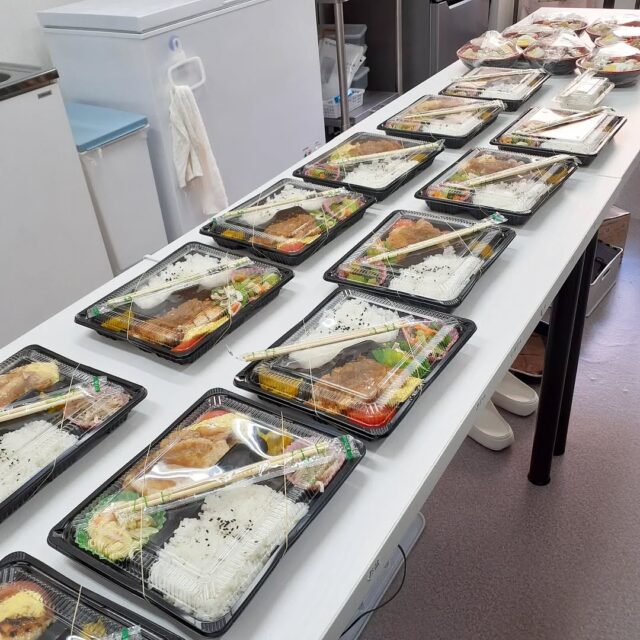 こんにちは☺️
今日の八幡ランチはお弁当です。

魚(日替わり)
生姜焼き
お肉(日替わり)
おにぎり

今日のお昼ごはんはお弁当で、みんな自分で選んだご飯を美味しそうに食べていました。

#今日のランチ 
#ランチ 
#ランチ見せっこ 
#弘前ランチ 
#昼食 
#やっぱりジュース