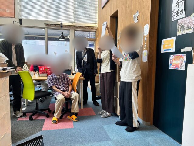 本日は朝礼後に一般就労ミーティングを全員参加で行いました♪

「運動と睡眠」をテーマに質の良い睡眠の重要性、そして質の良い睡眠をとるための運動の必要性を全員で再𝒄𝒉𝒆𝒄𝒌しました🙆‍♂️

この一般就労ミーティングは二か月に一度開催しております！
ぜひぜひご参加くださいね😉

#就労継続支援b型 
#エフリング
#ジョブタス駒川 
#一般就労を目指している方を応援します 
#アドレナリンよりセロトニンのほうが人間には良いらしいよ
#詳しくはお医者さんに聞いてください