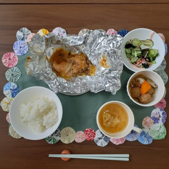 こんにちは☺️

今日の八幡ランチです

鮭のチャンチャン焼き
えび団子と野菜の煮物
カニカマ・胡瓜の酢の物
ご飯
味噌汁

鮭のチャンチャン焼きが味噌の味が濃くてとても美味しかったです😋

#今日のランチ
#ランチ
#ランチ見せっこ
#弘前ランチ
#昼食
#やっぱりソフトクリーム