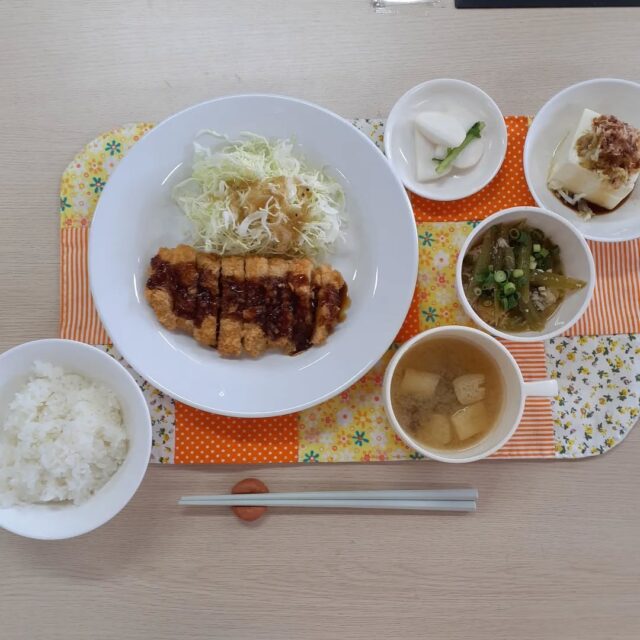 こんにちは☺️
今日の八幡ランチです。

とんかつ定食
フキと鯖の煮物
冷奴
漬物
ごはん
味噌汁

肉厚のとんかつが食べ応えがあって美味しかったです！

#今日のランチ
#ランチ
#ランチ見せっこ
#弘前ランチ
#昼食
#ジュース