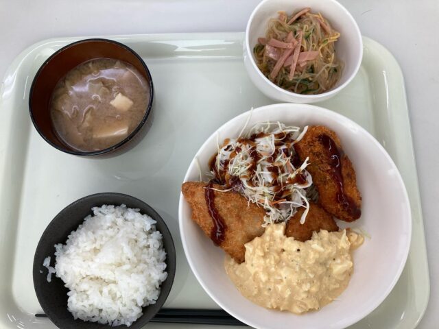 こんにちは♪

今日の事業所のお昼ご飯はミックスフライ盛りと、春雨サラダ、ご飯とみそ汁です🍚
#ジョブタス長吉長原東#就労支援#B型#手作りアクセサリー#平野区就労支援#就労b#ハンドメイド#在宅#軽作業#就労訓練#日当保証#無料送迎